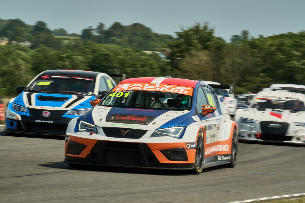 En af Sally Racings Cupra-racere skal i år køres af Kaj Jazukevicius og Noah Karlsson i MHO Danish Endurance Championship
(Foto: Stumpphoto)